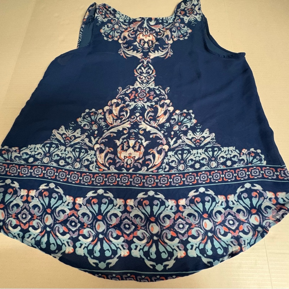 Blue Sleeveless Patterned Blouse with Ornate Neckline by C EST 1946 Size Large - Picture 7 of 7